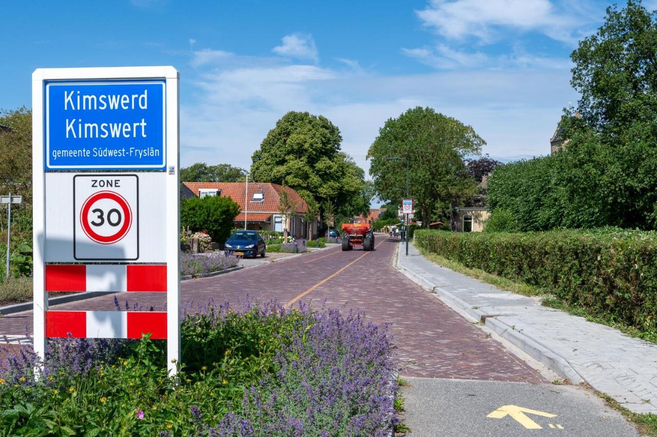 Appartement De Dageraad In Monumentale Boerderij Kimswerd Bagian luar foto